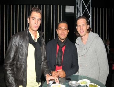 BINNAZ AVCı - Bursasporlu Futbolcular Gecelere Aktı