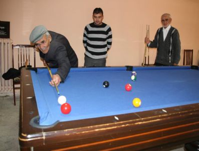 BOZLAK - Huzurevinde Barınan Yaşlılar Bilardo İçin Rakip Arıyor