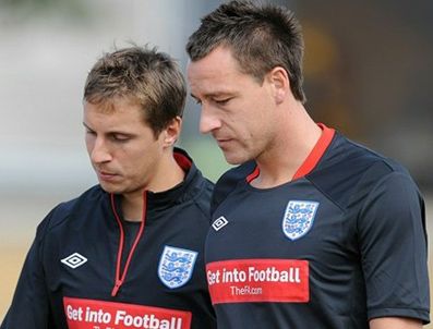 AARON LENNON - İngiltere takımında John Terry Karadağ maçı kadrosundan çıkartıldı