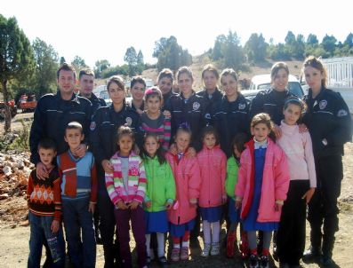 FAHRI YıLDıZ - Köy Çocuklarına Polis Şefkati