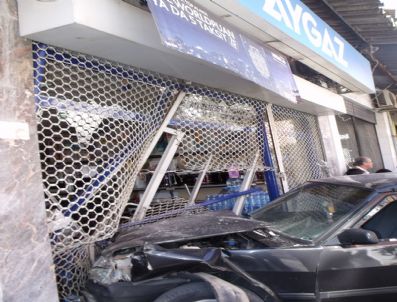 Otomobil Tüp Dükkã‚nına Girdi