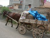 Yarım Asırdır Aynı Araba İle Seyyar Manifaturacılık