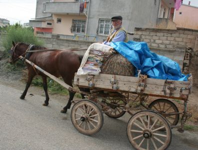 Yarım Asırdır Aynı Araba İle Seyyar Manifaturacılık