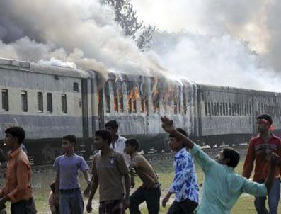 DAILY MAIL - Yolcu treni göstericilerin arasına daldı