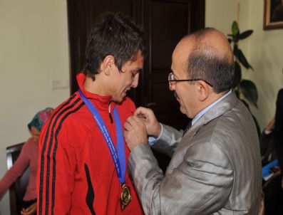 Şampiyon Genç Boksör Memiş'ten Başkan Gümrükçüoğlu'na Ziyaret