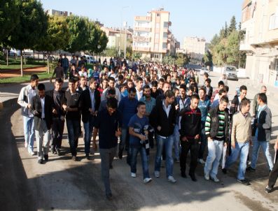 Üniversite Öğrencileri, Servisleri Protesto Etti