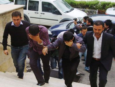 Dönüş Parası İçin Fuhuşa Sürüklendiler