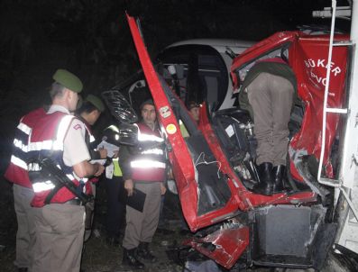 (tekrar) - Ezine'de Kamyon Yolcu Otobüsü İle Çarpıştı: 2 Yaralı