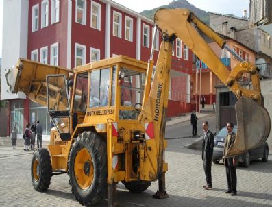 FEHMI ALAYDıN - Bitlis Belediyesi'nden Mutki'ye İş Makinesi