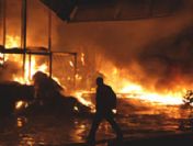 Tekstil fabrikasında yangın çıktı : 3 yaralı