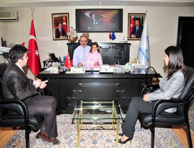 CAILLOU - Vali Karaloğlu Minik Nisa'yı Kabul Etti