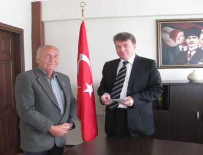 ERKAN KARAHAN - Yardım Çeki Kaymakam Karahan'a Teslim Edildi