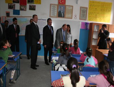MUSTAFA AKIŞ - Vali Çiçek Köy Okullarını Ziyaret Etti