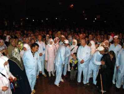 Balıkesirli Hacılar Kutsal Topraklara Dualarla Uğurlandılar