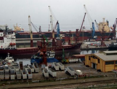 NEW ORLEANS - Dev Gemi Bandırma Limanı'na Güçlükle Yanaştı