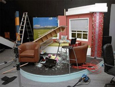 Kanalı basıp kameraları kırdılar