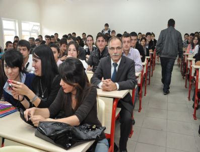 HÜSEYIN DÜNDAR - Rektör Ve Öğrenciler Aynı Sırada