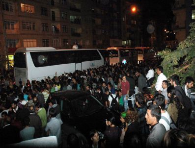 MAZLUM ÇIMEN - Hakkari Konuk Öğrencileri Bağrına Bastı