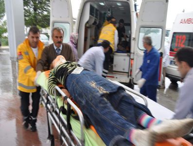 BOSTANDERE - Cenaze'ye Giden Minibüs Devrildi: 10 Yaralı