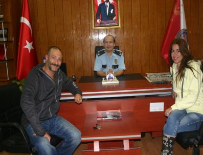 YENER GÜRSOY - 'Dürüye'nin Güğümleri Kalaylı' Oyuncularından Polise Ziyaret