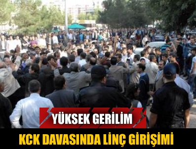 İSMAIL AKSOY - Tutuklu yakınları gazetecilere saldırdı