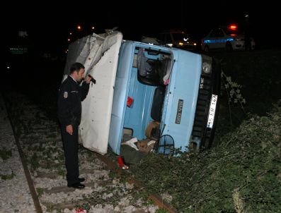 Lastiği Patlayan Kamyonet Tren Yoluna Uçtu: 1 Yaralı