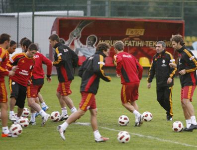 Galatasaray derbiye Hagi'yle hazırlanıyor