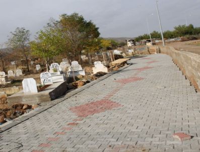 DÜZAĞAÇ - Mezarlıklara Kilitli Parke Taşı Döşeniyor