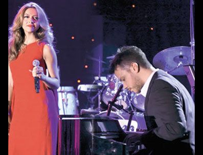 ALİ AĞAOĞLU - Sinan Akçıl ve Hadise sahnede aşk tazeledi