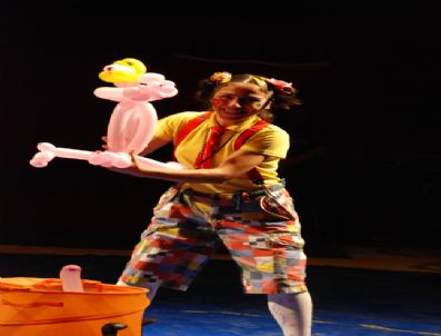 Anadolu Sirk Tiyatrosu Armutalan'da İlk Gösterisini Yaptı
