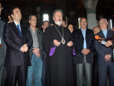 OSMAN BAYDEMIR - Ermeniler Ezan Sesleri Arasında Dua Etti