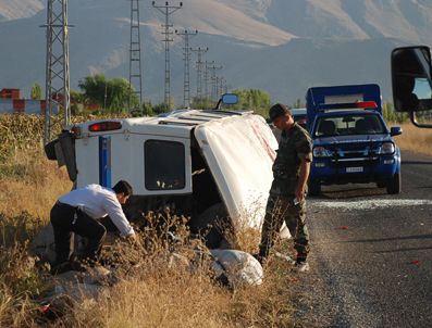 SUAT YıLDıZ - İşçileri taşıyan minibüs takla attı: 12 yaralı