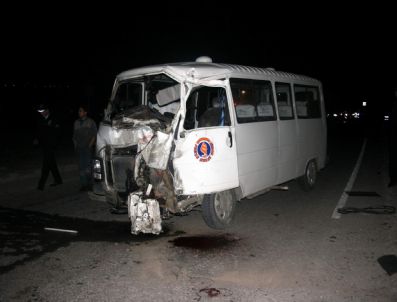 KEMAL ŞAHIN - Mazot Yüklü Tankerle Minibüs Çarpıştı: 1 Ölü, 2 Yaralı