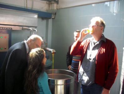 FIKRET AKOVA - Bosna Hersek Başkonsolosu İlk Zeytinyağı Ürününü Tattı