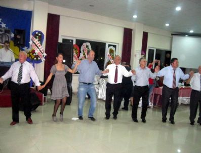 FIKRET AKOVA - Burhaniye'de Balkan Göçmenleri Yemekli Gecede Bir Araya Geldi