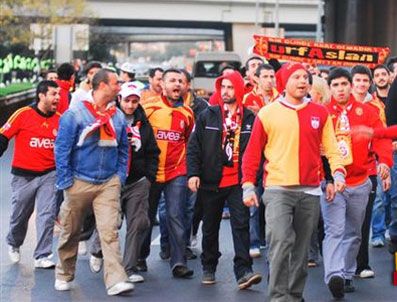 Fenerbahçe taraftarına saldırdılar!