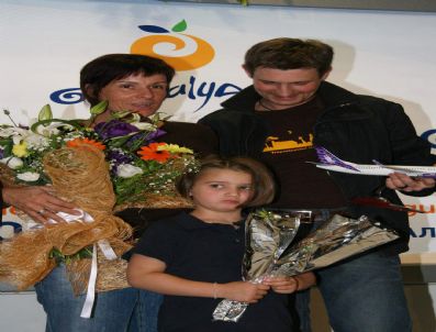 RECEP YÜKSEL - Antalya'da 9 Milyonuncu Turist Çiçeklerle Karşılandı