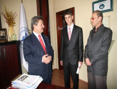 YUSUF BAŞER - Belediye Başkanı Başer, Söz Verdiği Genci İşe Başlattı