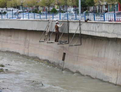 İBRAHIM ZIYREK - Oltu Çayı'ndaki İstinat Duvarına Sıva Yapılıyor