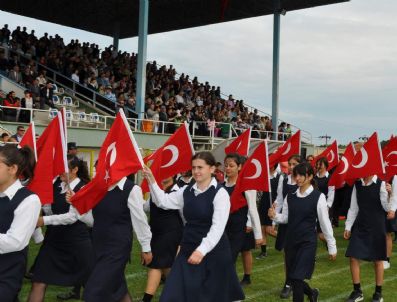 TURGUT OĞUZ - Aliağa Belediyesi'nden Yurttaşlara Bayrak