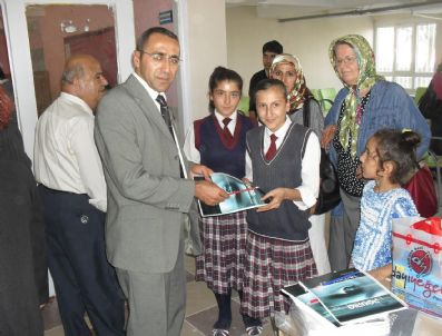 Hatay'da Köy Okuluna Kırtasiye Yardımı.