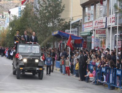 GENÇ OSMAN - Cumhuriyet Caddesi Kırmızı- Beyaz'a Büründü