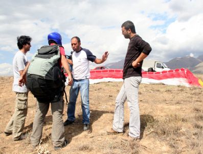 RECEP YAZıCıOĞLU - Erzincanlı Gençler Yamaç Paraşütünü Sevdi