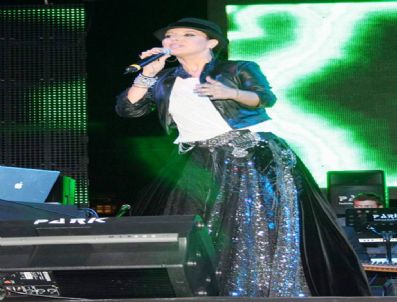 GÜLBEN ERGEN - Gülben Ergen'den Göz Alıcı Konser