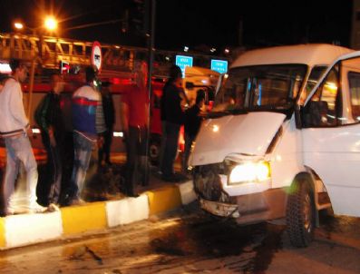 BURSA DEVLET HASTANESI - Kamyonetler Çarıştı: 7 Yaralı