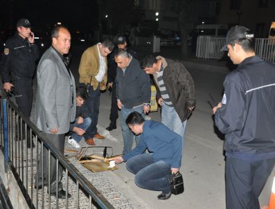 BAHÇELIEVLER POLIS MERKEZI - Polis Karakolunun Önündeki Şüpheli Paketten İlaç Çıktı