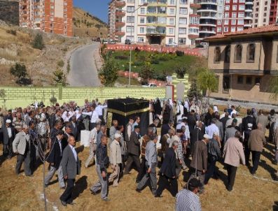 Yozgat'ta hacı adayları Kabe maketi etrafında tavaf yaptı