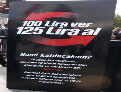 İstanbul'un Göbeğinde Para Dağıtan Gizemli Adama Yoğun İlgi