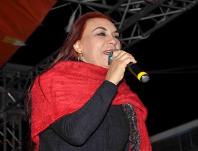 LEMAN SAM - Leman Sam Hayranları, Kuşadası'nda Cumhuriyet Şenliğinde Sahili Doldurdu