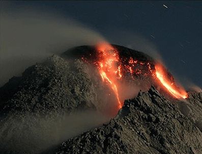 MERAPI - Merapi yanardağı faaliyete geçti
